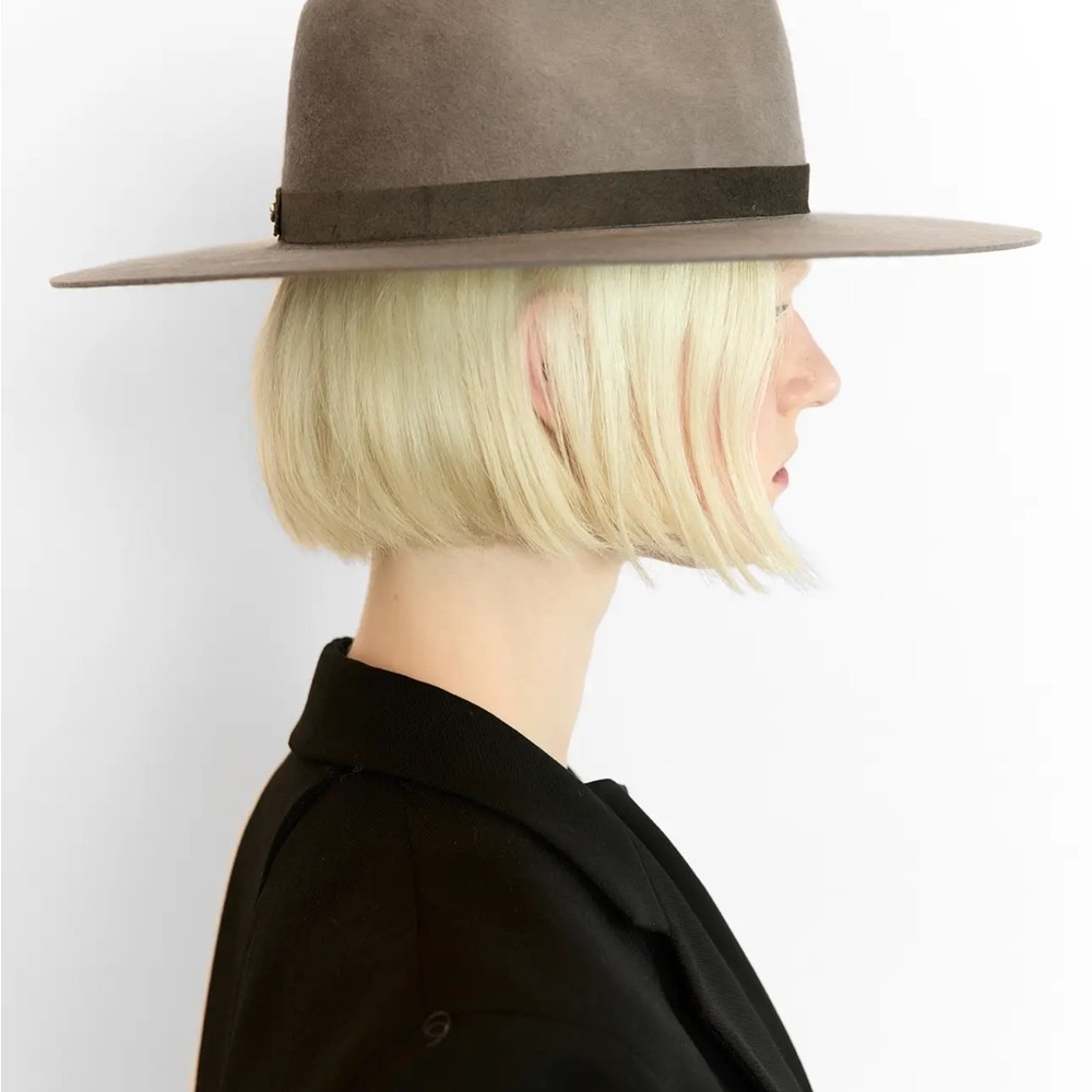 Stylish Wide-Brimmed Hat BNWT DESIGNER HAT 100% WOOL. RETAILS 350$
